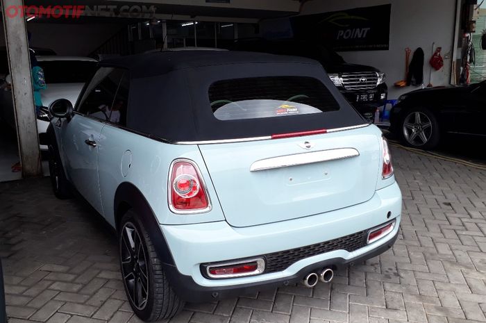 Mobil Mini Cooper milik Gisella Anastasia tampak belakang.