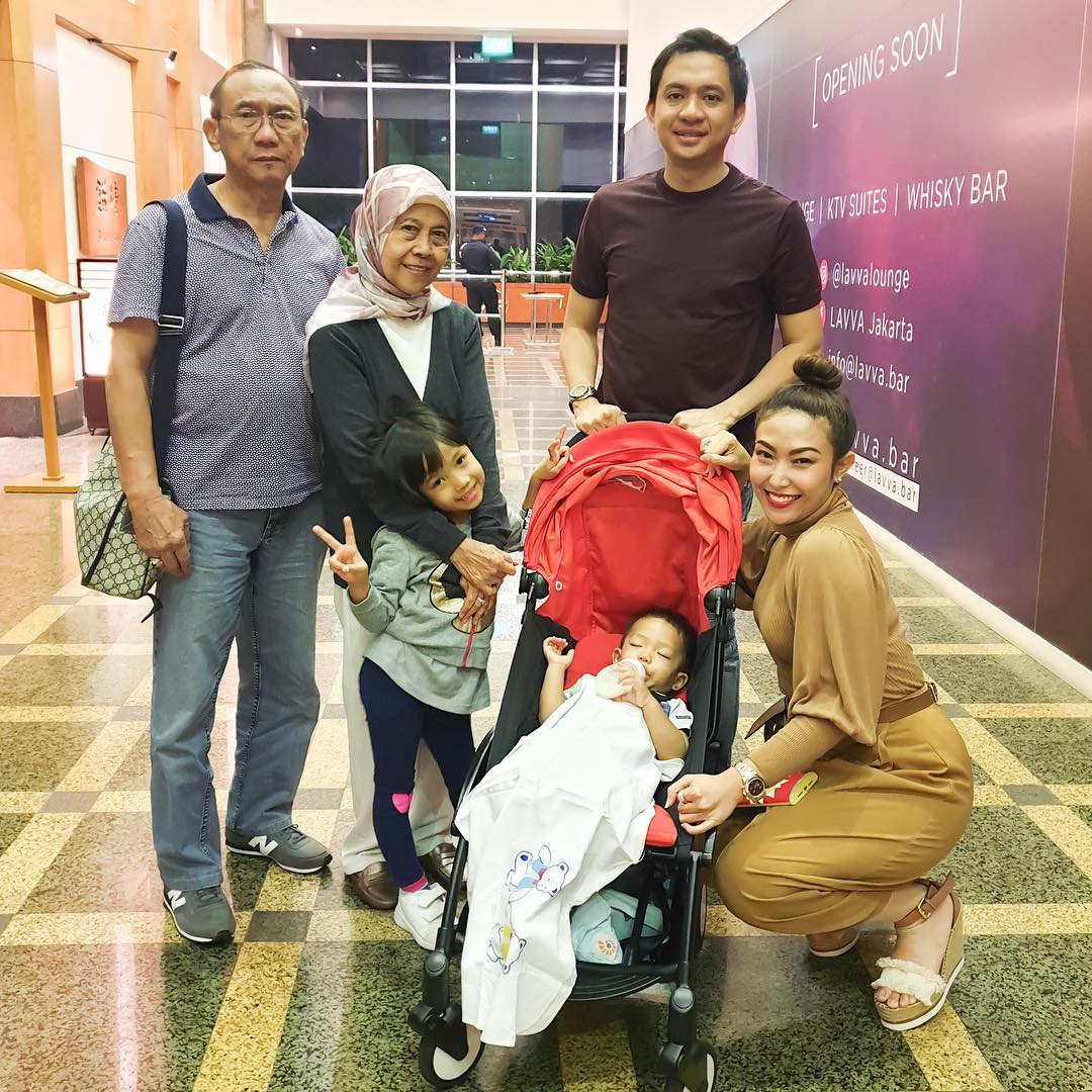 Keluarga Ayu Dewi.