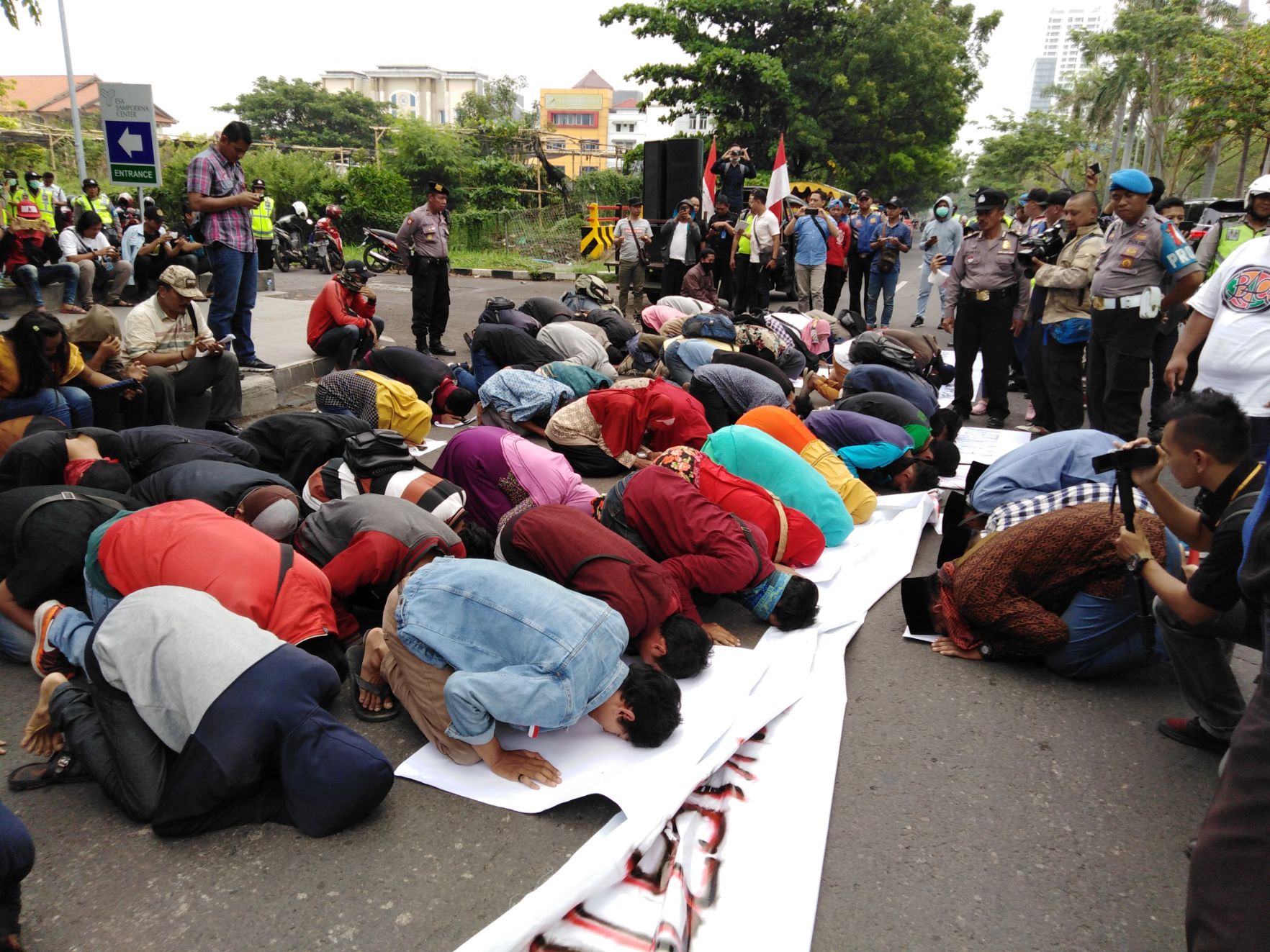 Massa kembali menggelar aksi bela Palestina yang kedua kalinya, di depan kantor Konsulat Jenderal Australia, Jalan Dokter Ir H Soekarno, Surabaya, Jumat 30 November 2018. (foto: farid/ngopibareng.id) 