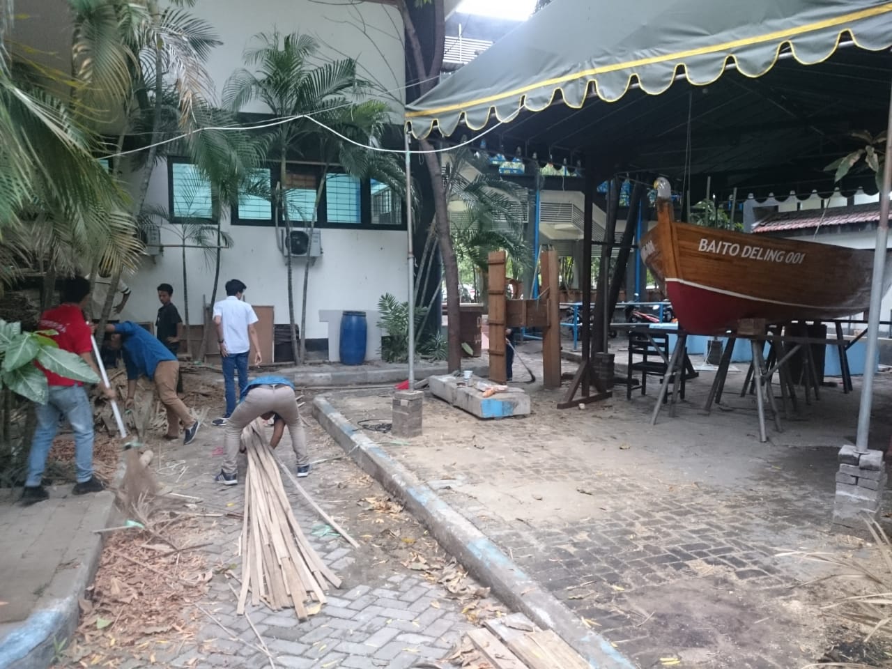 Kunjungan menteri perhubungan budi karya sumadi ke ITS untuk berkeliling gedung NaSDEC dan melihat hasil karya mahasiswa dan civitas ITS, kapal bambu daito deiling