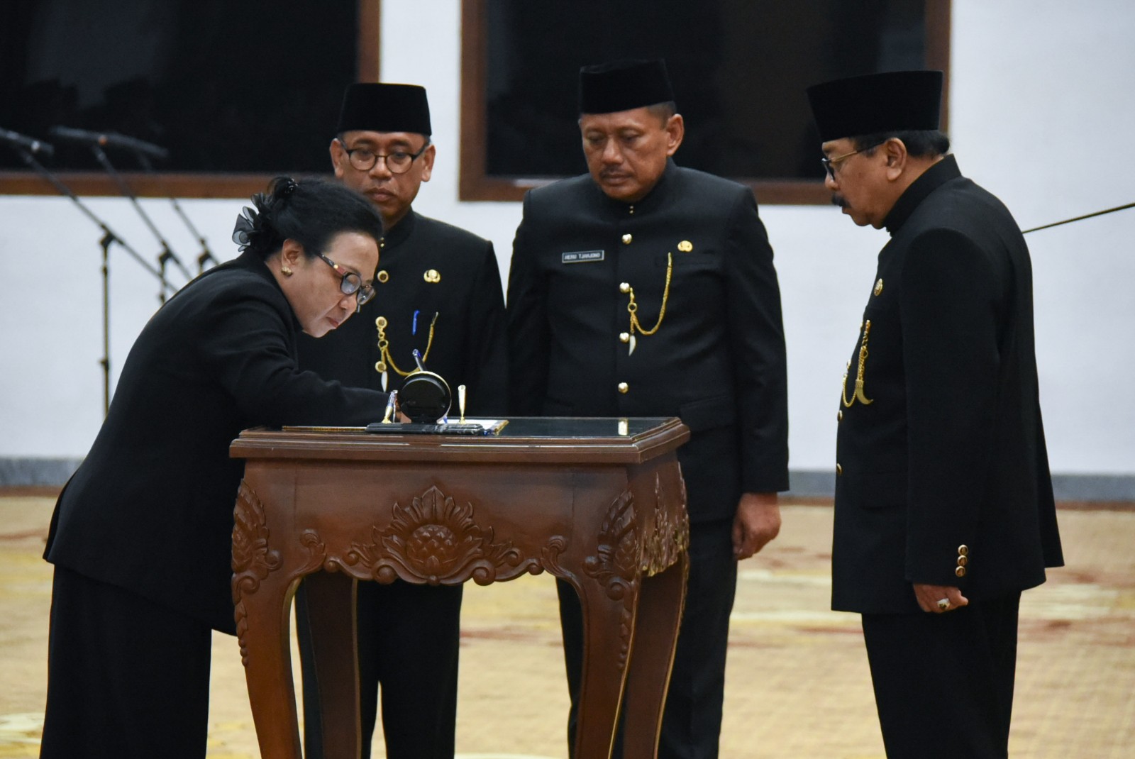 Gubernur Soekarwo (kanan) saat memimpin mutasi pejabat Pemprov Jatim (30/11). Foto: Humas Jatim