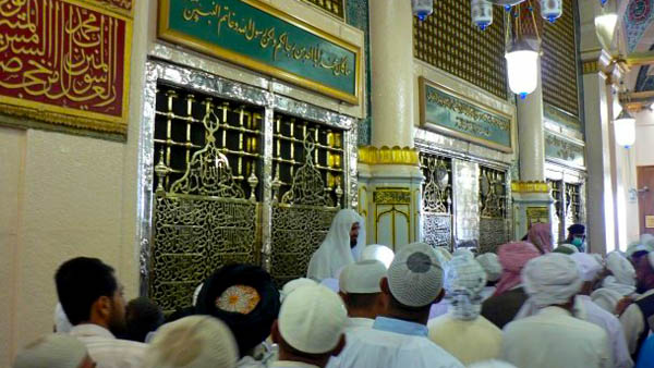 PENZIARAH: Rasulullah Muhammad s.a.w dimakamkan di Masjid Nabawi di Kota Medinah. (Foto: dok ngopibareng.id)