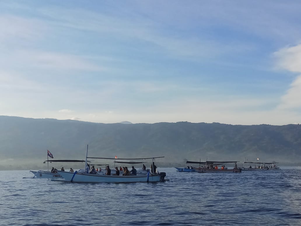 Menunggu munculnya si lumba-lumba yang biasanya bersama rekahan matahari pagi. foto:pesona indonesia