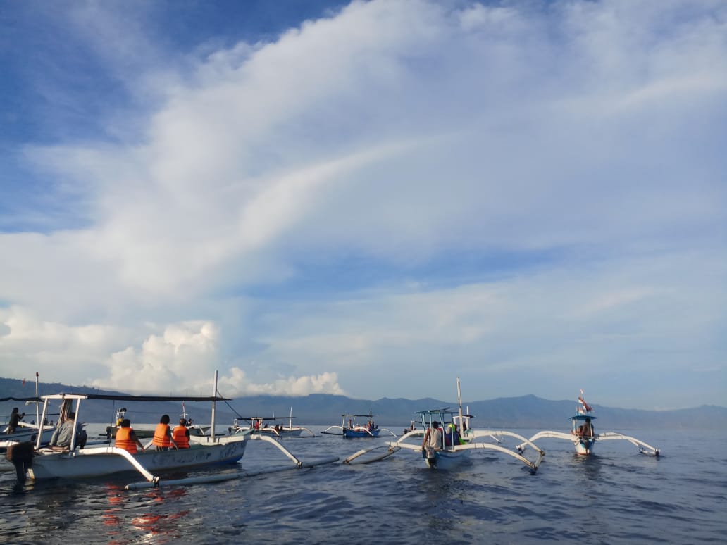Biru membentang, tapi lumba-lumba masih belum muncul. Tapi langitnya indah bukan main. foto:pesona indonesia