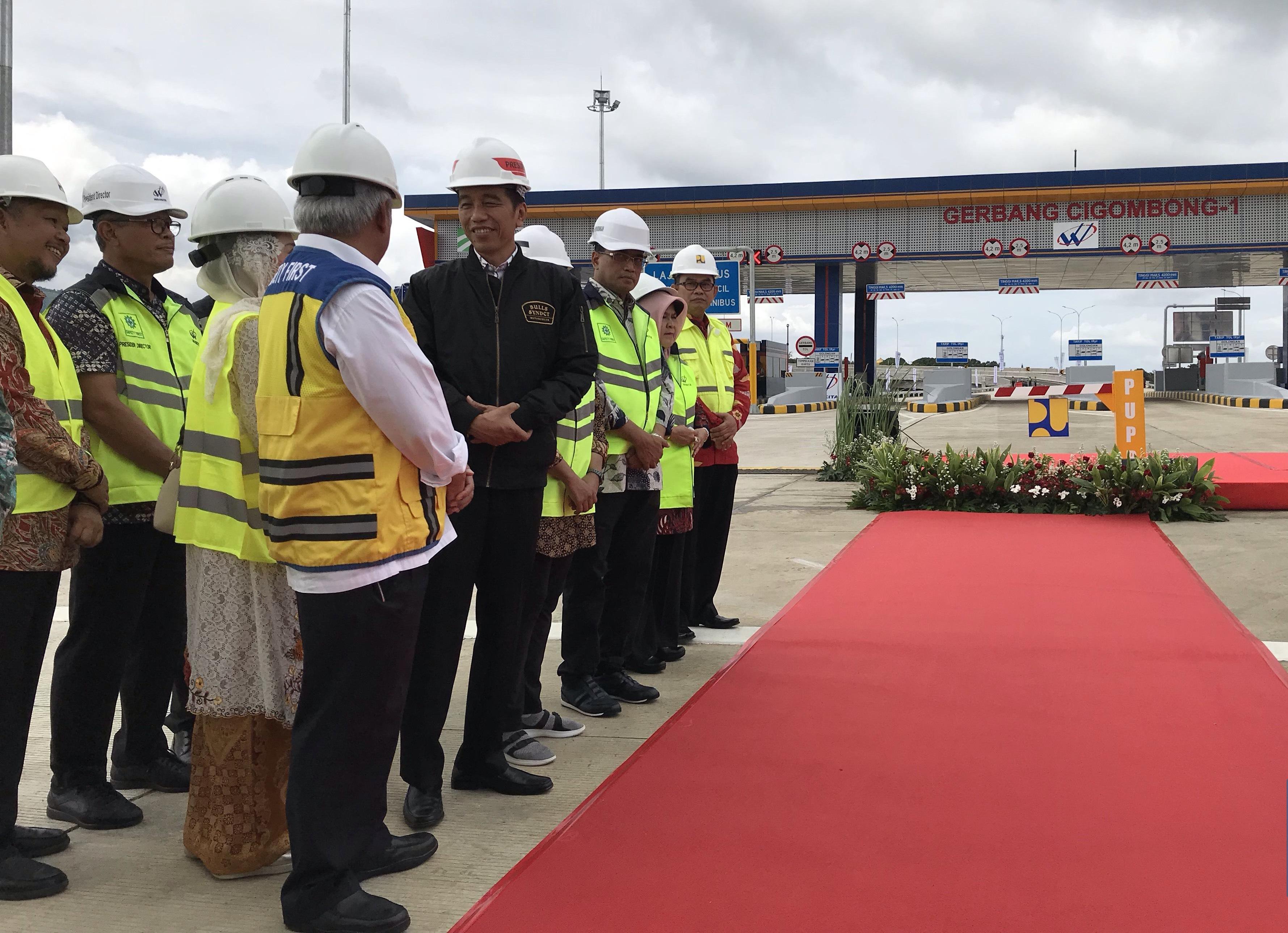 Presiden Joko Widodo meresmikan Jalan Tol Ciawi-Sukabumi Seksi 1 dari Ciawi sepanjang 15,3 kilometer. (Foto: CNBC Indonesia)