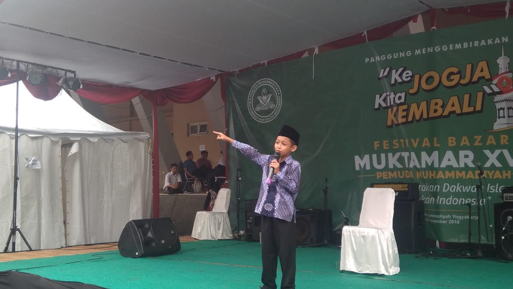 DAI CILIK: Wildan saat Tabilgh Akbar di Panggung Bazar Muktamar ke-XVII Pemuda Muhammadiyah. (Foto: md for ngopibareng.id)