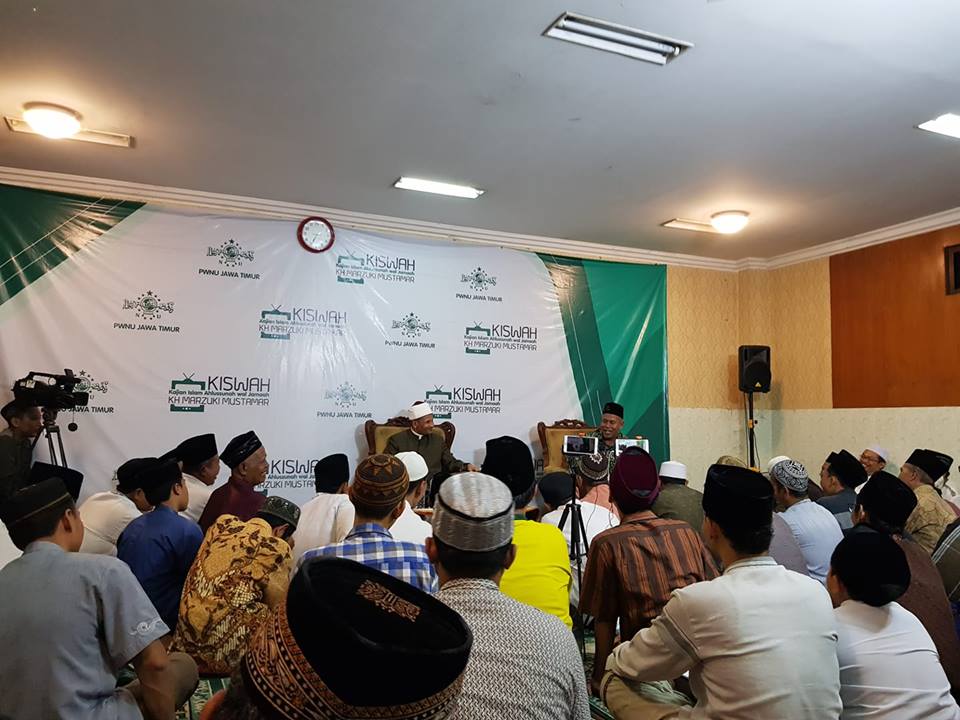 MODERAT: Ngaji Bareng KH. Marzuki Mustamar dan Syeikh Samman Ahmad (Al-Azhar Mesir) di Musala PWNU Jatim. (Foto: ngopibareng.id)