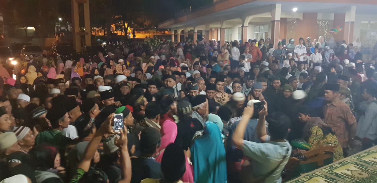 Ribuan orang bersholawat. foto:kemenpar