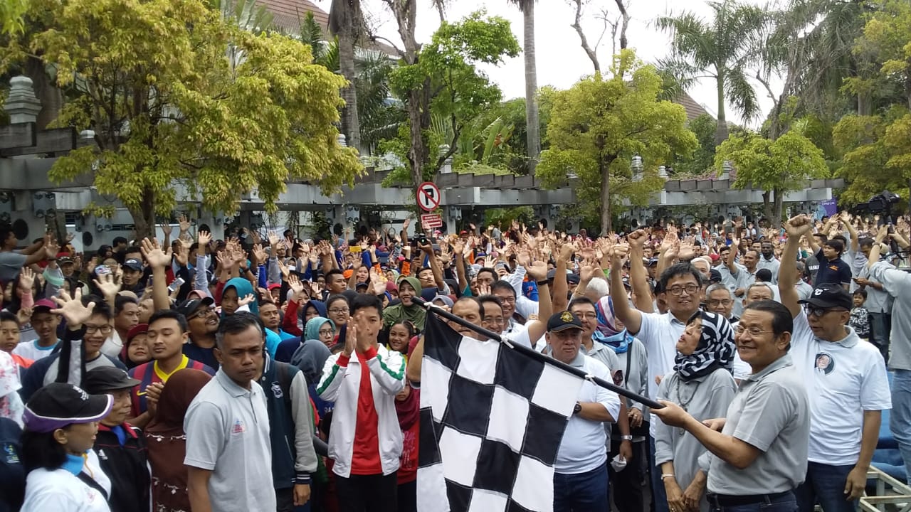 Pelepasan jalan sehat Dies Natalis UB ke-56 oleh Rektor UB, Prof Dr Ir Nuhfil Hanani.