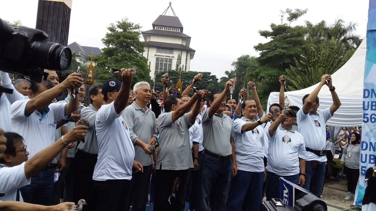 Pelepasan Burung Derkuku saat pembukaan Jalan Sehat Dies Natalis UB ke-56.