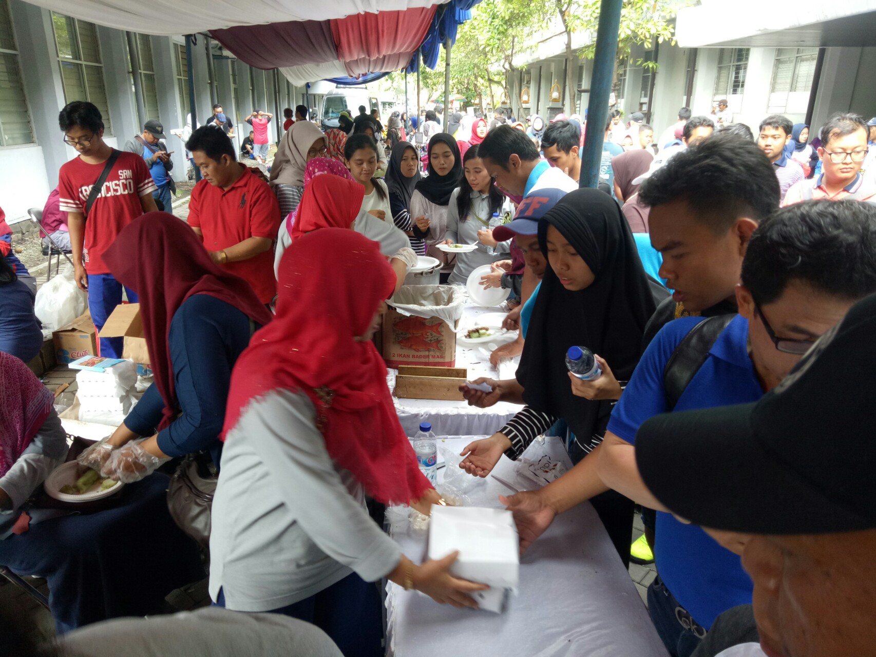 Peserta jalan sehat UB menukarkan kupon makanan gratis.