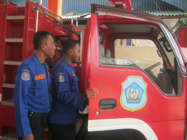 Petugas PMK Lamongan Rohman (depan) (foto:Totok/ngopi bareng.id)