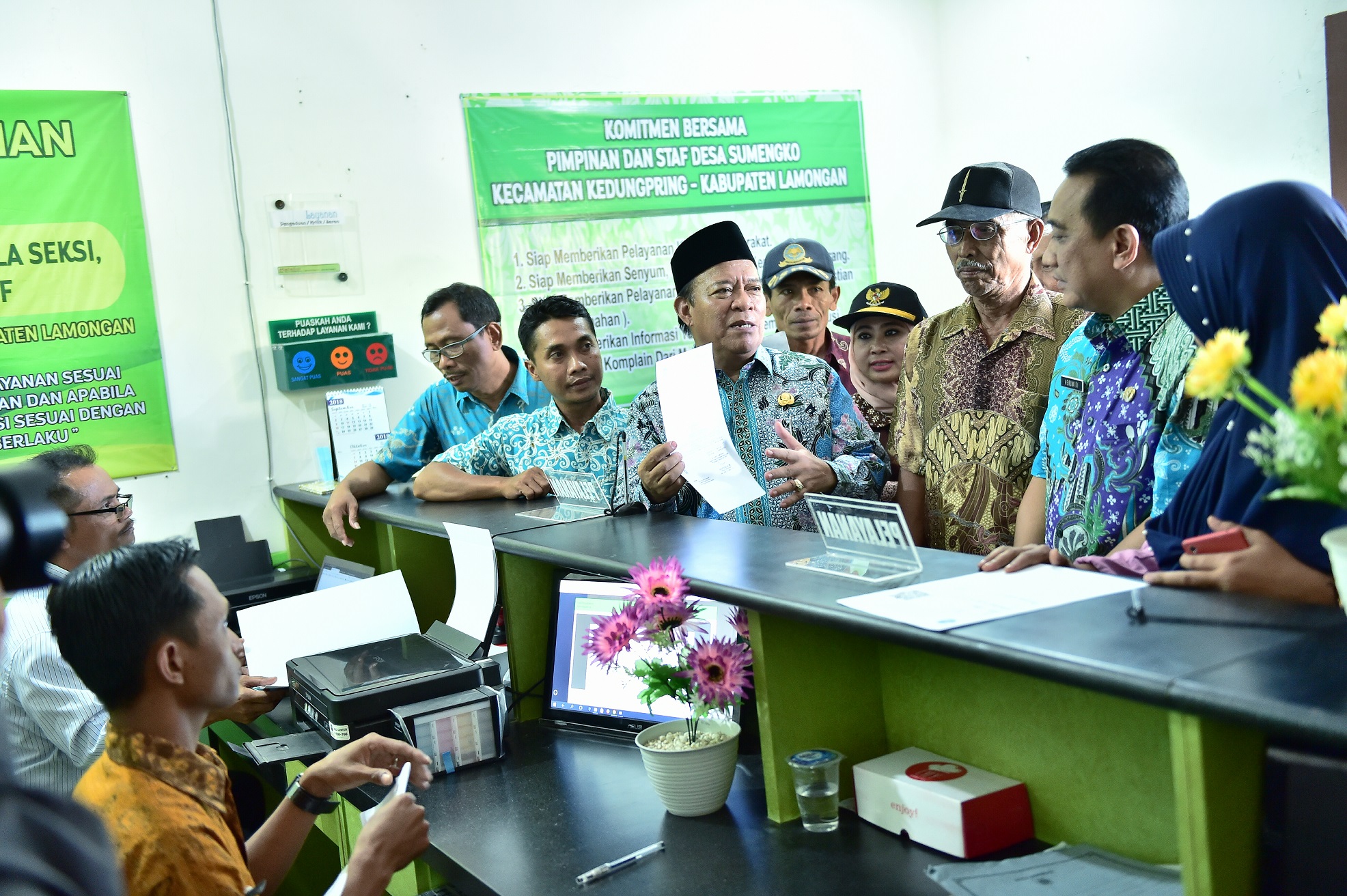 Bupati Fadeli saat meninjau pelayanan di Desa Sumengko (Foto:istimewa/ngopi bareng.id)