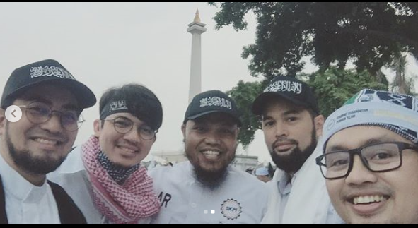 Teuku Wisnu (kanan kedua) bersama kakak ipar, Irwansyah, dan sahabatnya Mario Irwinsyah. Foto: IG/teukuwisnu.