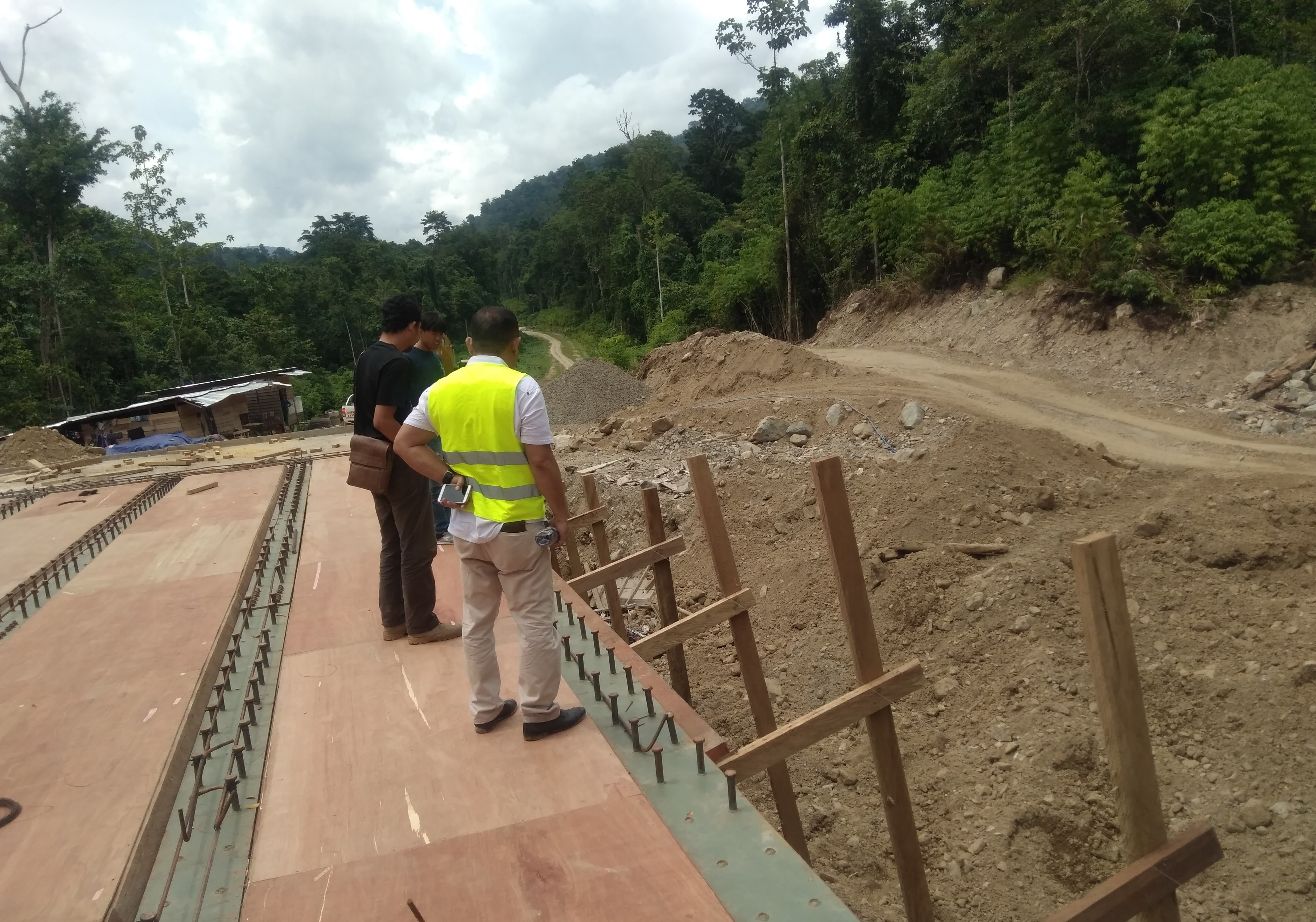 Pembangunan jalan alih trase Gunung Pasir di ruas Arfu-Kebar Trans Papua Barat Segmen I, menjadi salah satu tantangan berat Balai Pelaksanaan Jalan Nasional (BPJN) XVII Manokwari. (Foto: Endra.ngopibareng.id)