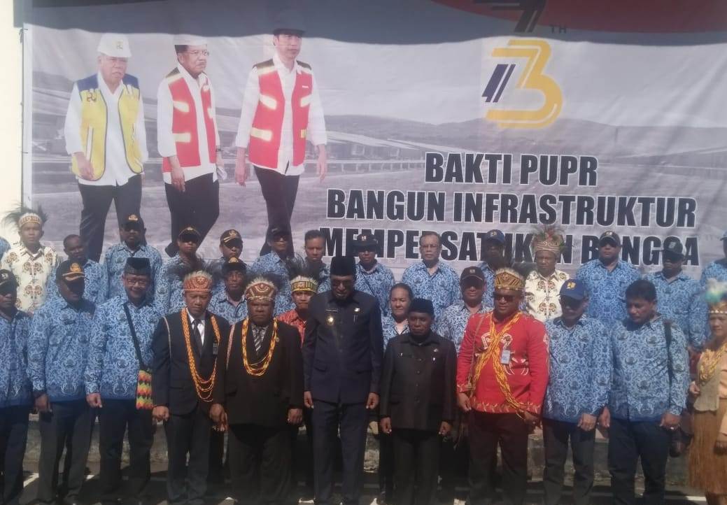 Gubernur Papua Barat Dominggus Mandacan  bersama dengan Kepala Balai Pelaksanaan Jalan Nasional XVII Manokwari Dr. Ir. Yohanis Tulak Todingrara, MT, berfoto bersama usai upacara Hari Bakti Pekerjaan Umum. (Foto: Endra.ngopibareng.id)