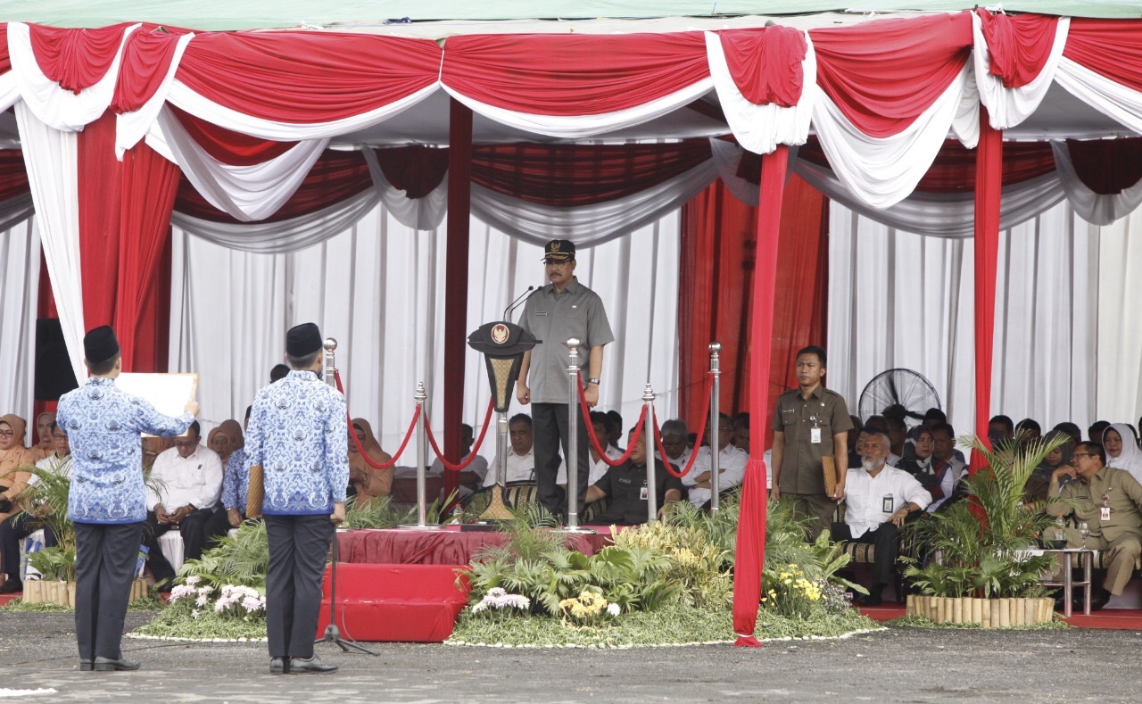 Wakil Gubernur Jawa Timur Saifullah Yusuf ketika menjadi inspektur upacara hari bakti PU, Senin (3/12). Foto: Humas Jatim