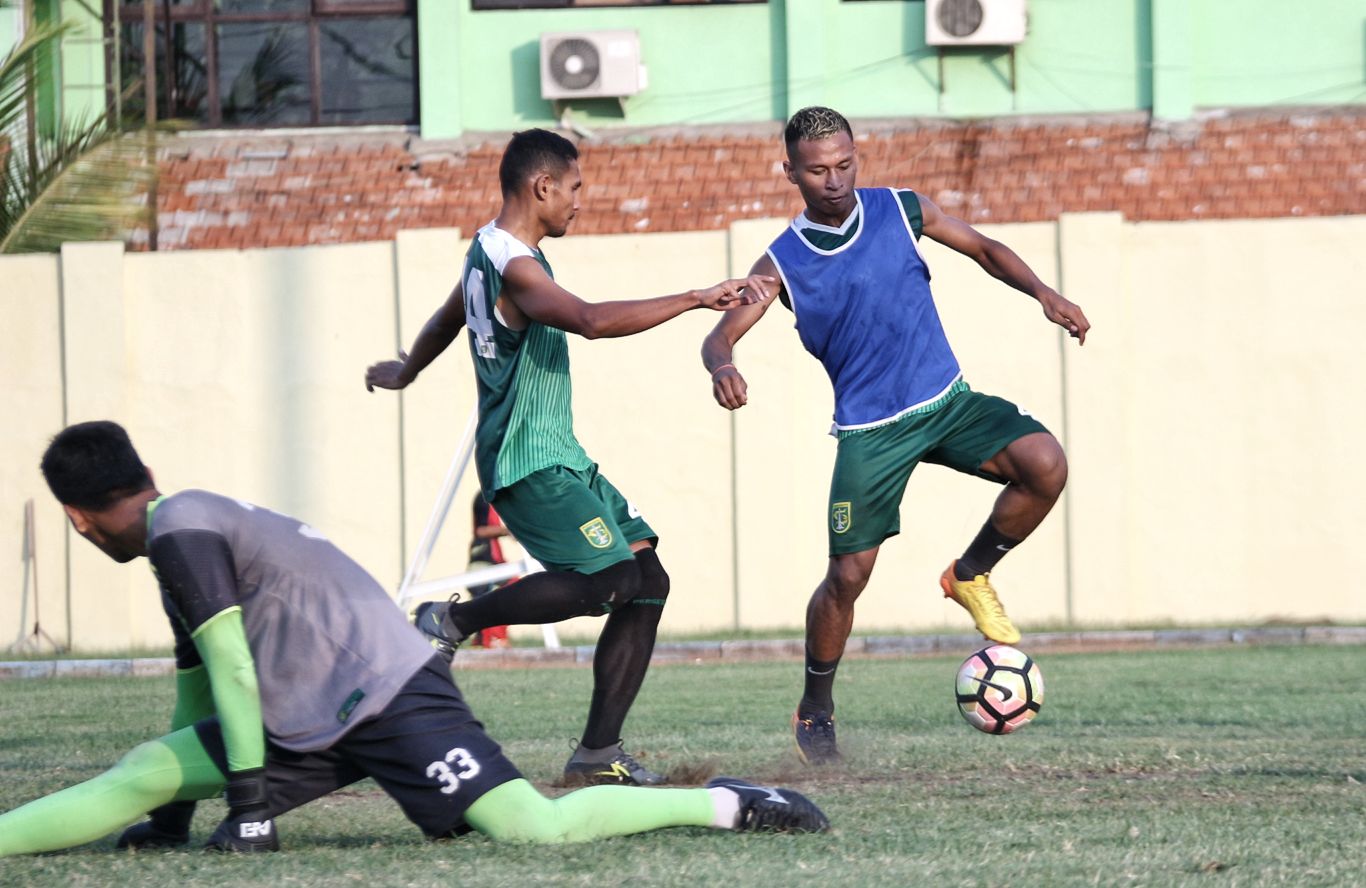 Pemain Persebaya, Osvaldo Haay dan Andri Muladi. (foto: Haris/ngopibareng)