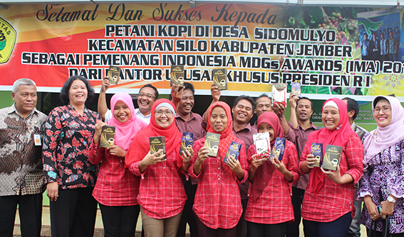 Bisnis kopi lagi semarak, lihatlah mereka juga tersenyum semarak ketika kopi Sidomulya memiliki pasar yang oke. foto:idi/ngopibareng.id