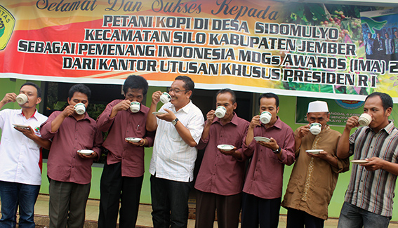 Petani Kopi Sidomulyo, Jember, yang begitu berminat lepas dari jerat pengijon kopi. foto:idi/ngopibareng.id