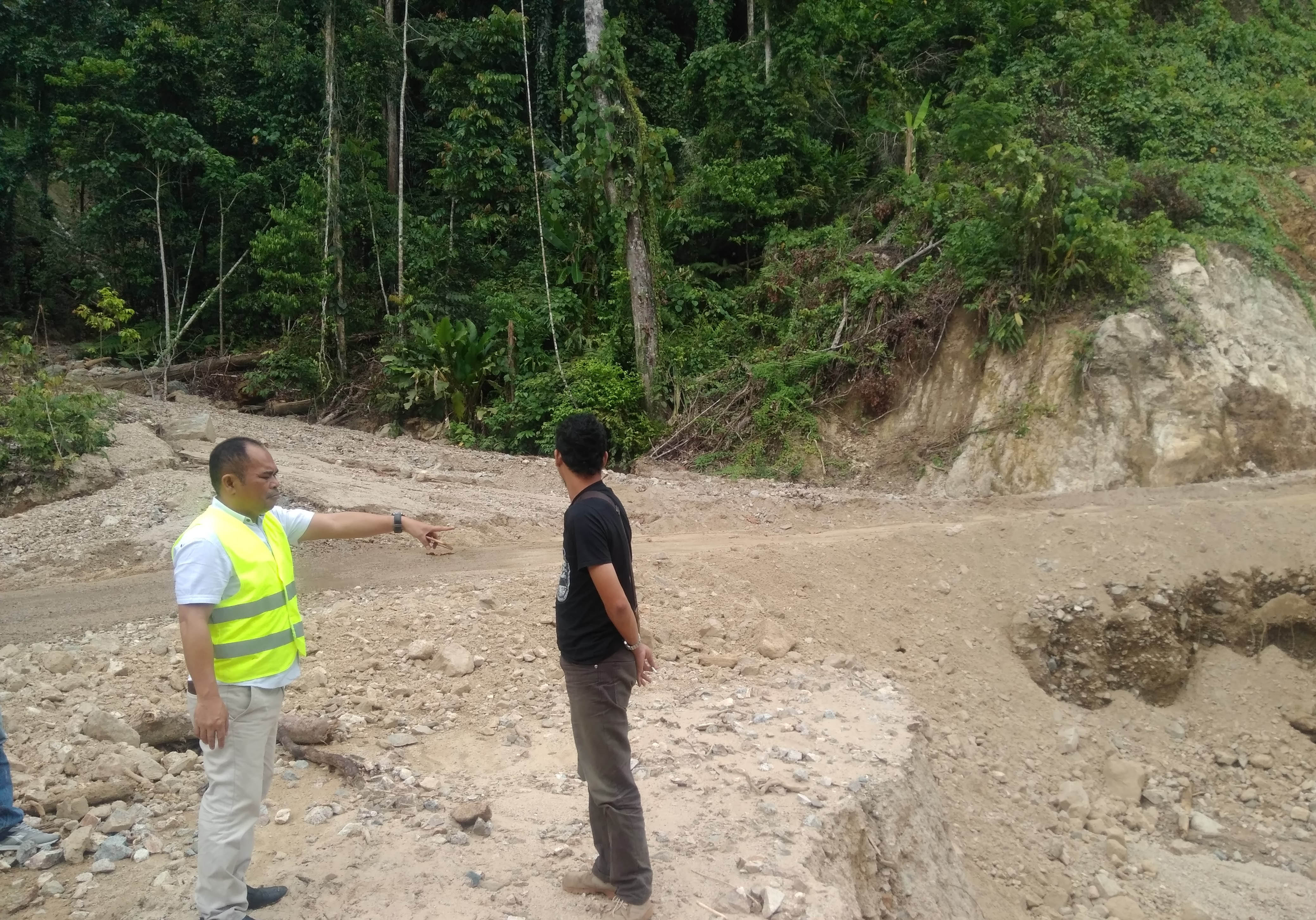 Nanti L Tobing PPK.1.04 Satuan Kerja PJN Wilayah 1 Manokwari  menunjukkan sungai mati namun bisa berubah mendadak jadi sungai beraliran deras ketika kawasan puncak Gunung Pasir diguyur hujan. (Foto: Endra/ngopibareng.id)