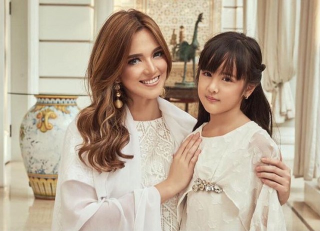 NIa Ramadhani bersama putri sulungnya, Mikhayla.