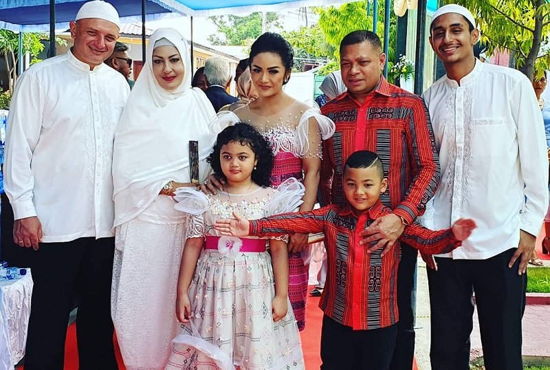 Keluarga Krisdayanti dan Raul Lemos bersama keluarga mantan istri Raul Lemos, Sechah Sagran. Foto: IG/krisdayantilemos.