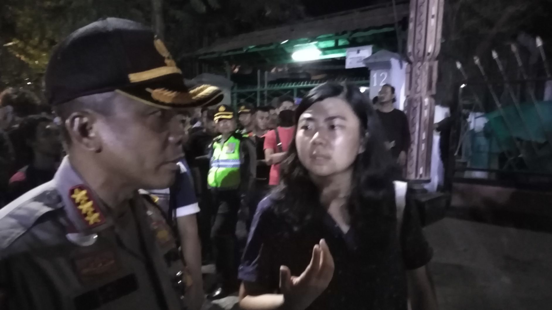 Kapolres Tabes Surabaya Kombes Pol Rudi Setiawan dan Veronica Koman. (foto: farid/ngopibareng.id) 