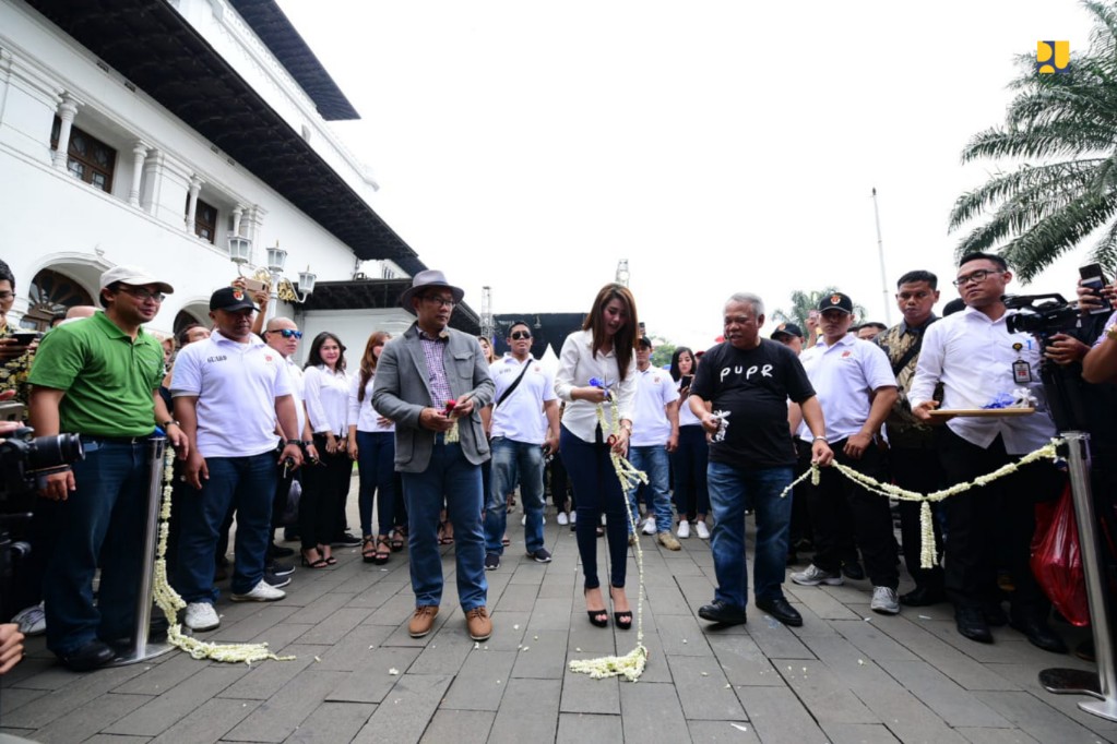 Menteri PUPR, Basuki Hadimuljono membuka pameran pembangunan infrastruktur nasional di Gedung Sate, Bandung, Jawa Barat, Minggu, 2 Desember 2018. (Foto: Birkom PUPR)