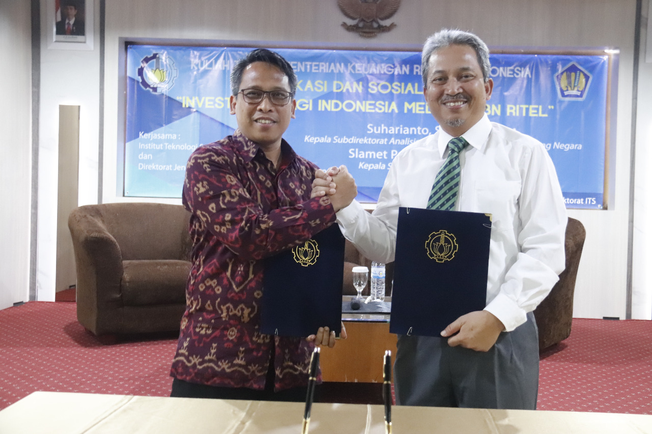 Rektor ITS, Joni Hermana bersama perwakilan dari Kemenkeu RI usai melakukan penandatanganan nota kesepahaman pada Senin, 3 Desember 2018. 