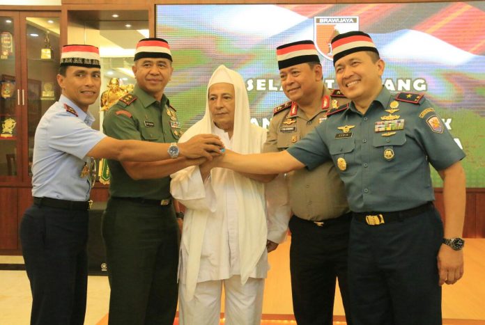 BERSATU: Habib Muhammad Luthfi bin Ali Bin Yahya bersama Pangdam V Brawijaya, Mayjen TNI Arif Rahman  dan jajarannya. (Foto: pendam v/brawijaya for ngopibareng.id)