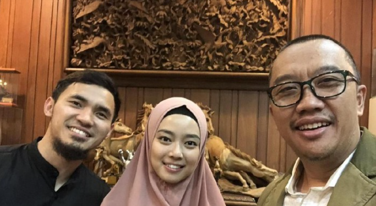 Menteri Pemuda dan Olahraga (Menpora) Imam Nahrawi bersama pasangan atlet wushu Lindswell Kwok dan Achmad Hulaefi.