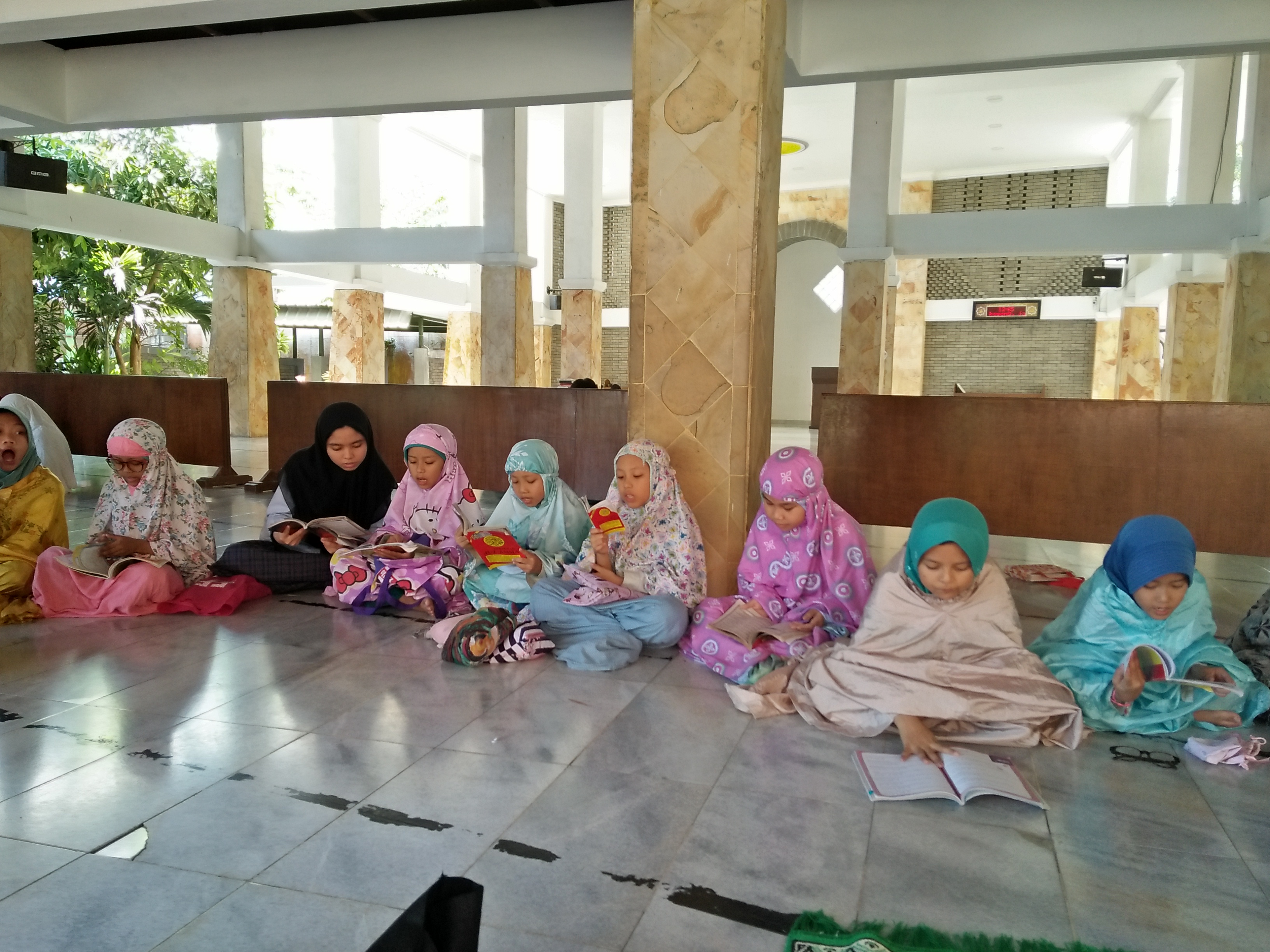 Para murid melakukan ngaji bersama usai salat dhuhur di masjid SAIM. (Foto: Amanah/ngopibareng.id)