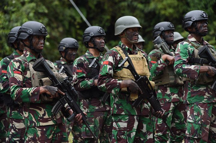 Tim Gabungan TNI/Polri diterjunkan untuk mengevakuasi jenazah korban penembakan KKB di Papau. (Foto: Dok.TNI)