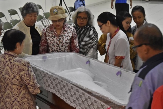 Sejumlah kerabat memberikan penghormatan terakhir pada jenazah NH Dini. Foto: antara