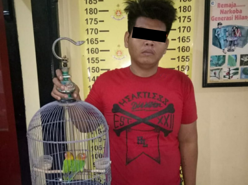 Pelaku saat di Polsek Gubeng Surabaya (Foto: Roesdan/ngopibareng.id)