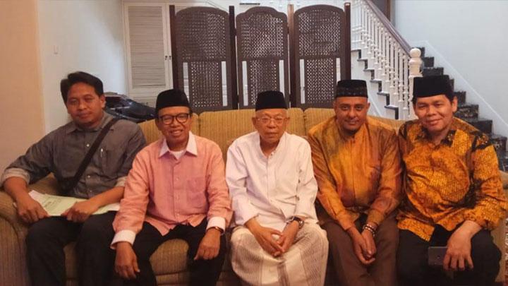 BEREDAR: Koordinator Panitia Reuni 212 Yusuf Martak menjenguk Ma'ruf di kediamannya. (Foto: curtesy of 212)