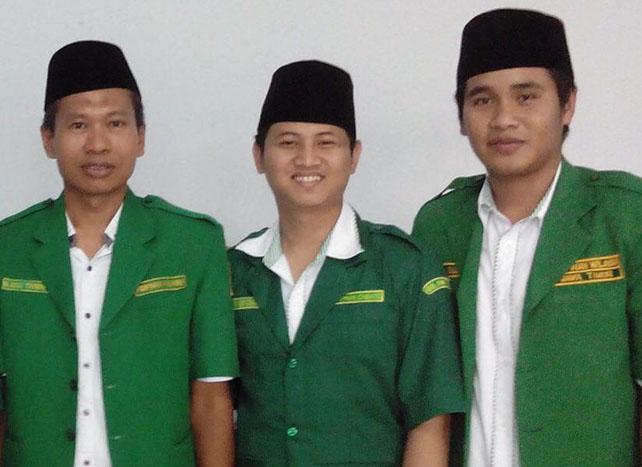Rudi Triwahid, mantan ketua GP Ansor Jatim, bersama Nur Arifin (tengah) dan Abid Umar (kanan). (Foto: dok ngopibareng.id)
