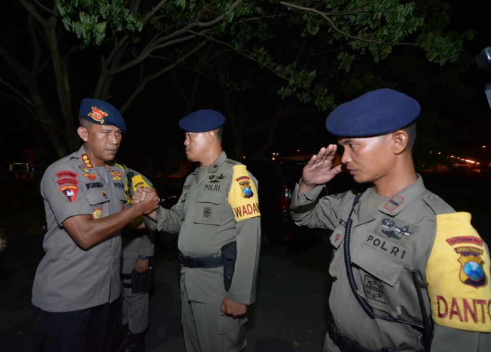 Saat upacara pemberangkatan tadi malam di Juanda ( foto : Humas Polda Jatim)