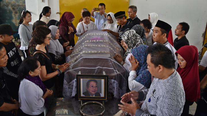 Putri sulung NH Dini, Marie-Claire Lintang Coffin, pakai kaus dan kacamata hitam.