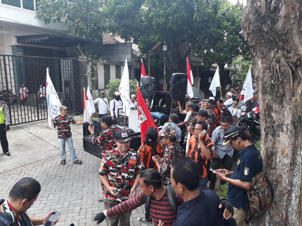 Kantor KontraS didatangi seratusan massa ormas. (foto: Istimewa) 