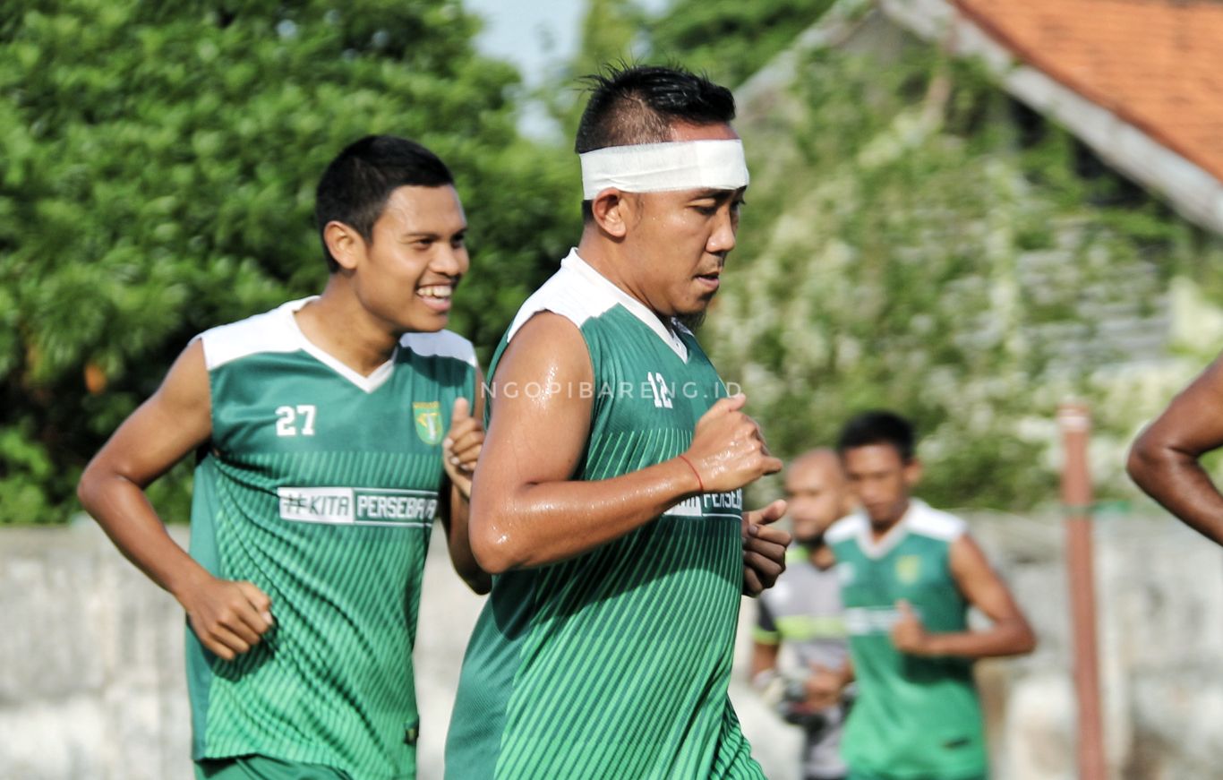 Kapten Persebaya, Rendi Irwan masih berbalut perban di kepala. (foto: Haris/ngopibareng.id)