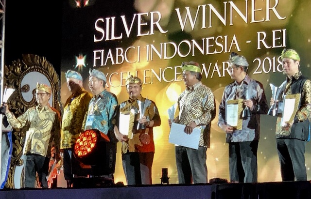 Assen dan Totok Lusida diantara peraih Silver Winner FIABCI-REI Awards.