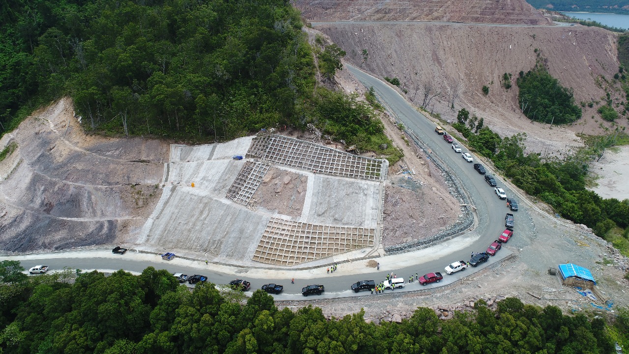 Foto udara ruas jalan di Gunung Botak sebelum dimarka ketika dikunjungi Dirjen Cipta Karya  Dr. Ir. Danis Hidayat Sumadilaga, MEng.Sc. beberapa waktu lalu. (Foto: BPJN XVII Manokwari)