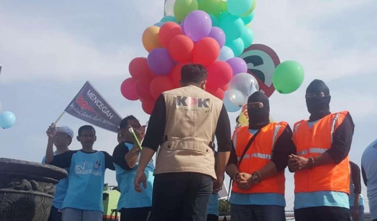 Aksi memperingati Hari Anti Korupsi Sedunia di Bundaran Gladser, Kota Probolinggo. (Foto: Ikhsan/Ngopibareng.id)