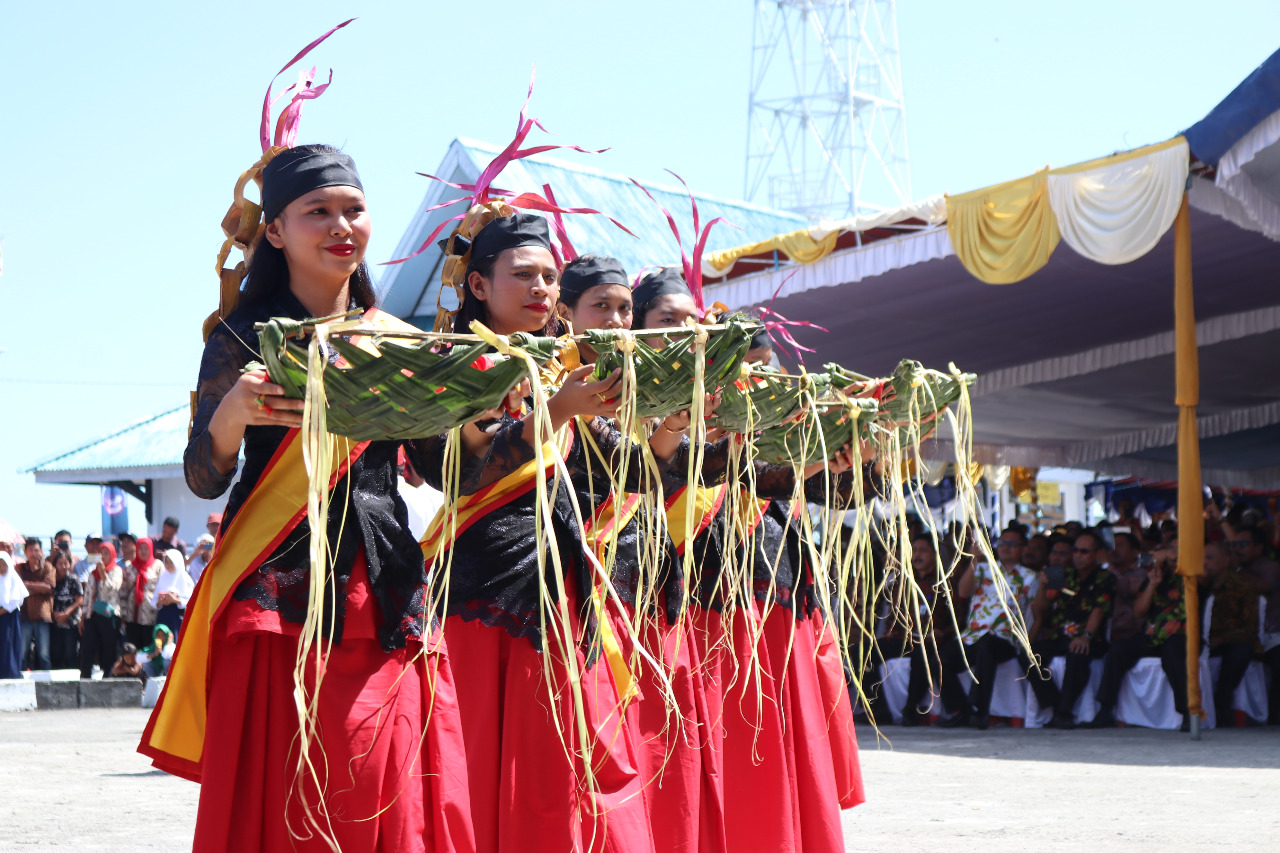 Tari Tokuwela dan Tari Solumbe. Tarian ini mempunyai ciri khas yang unik. foto:pesona indonesia