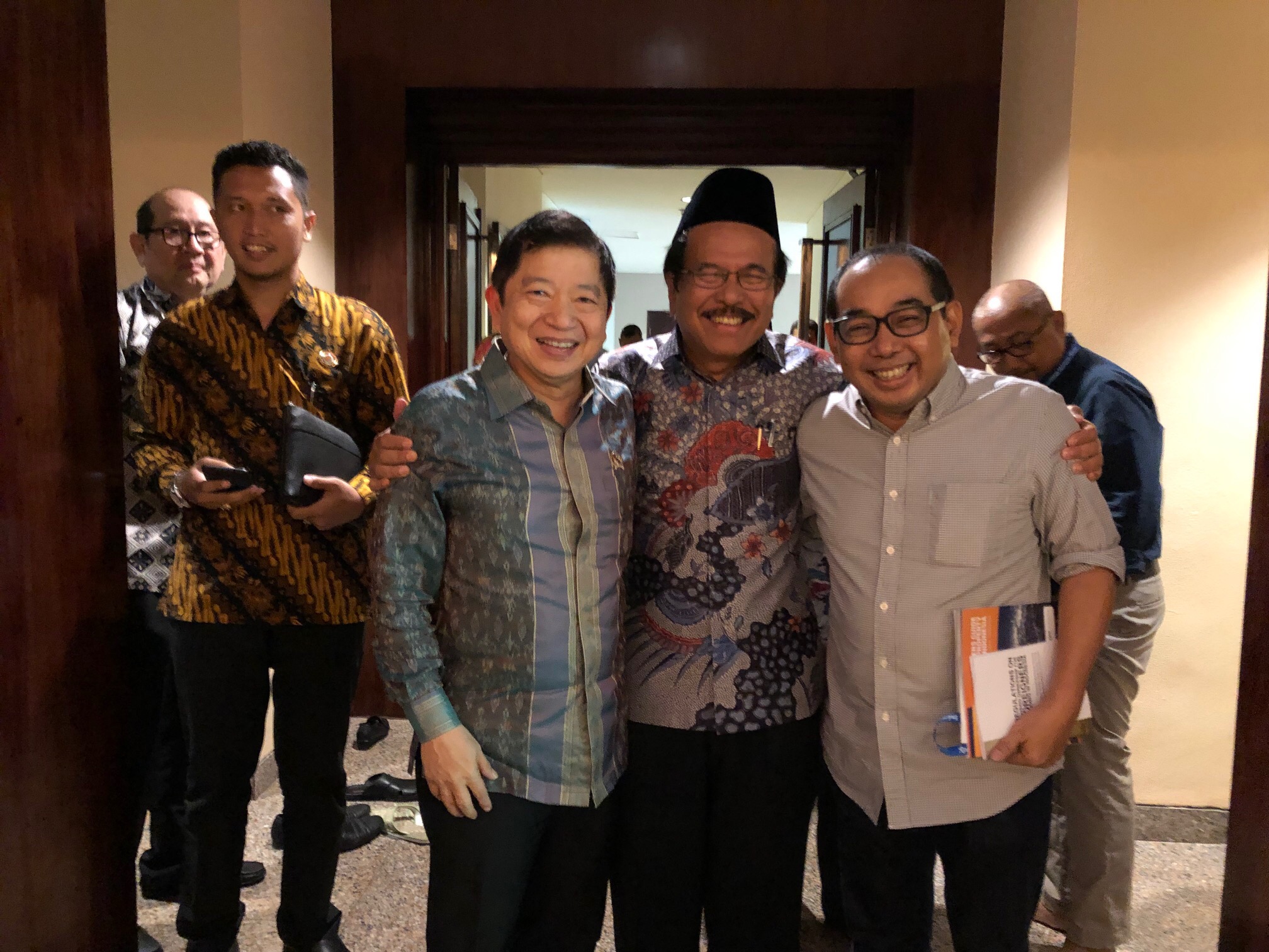 Arif Afandi (kanan) bersama Sofyan Jalil dan Suharso Monoarfa usai shalat Jumat di Bali. 