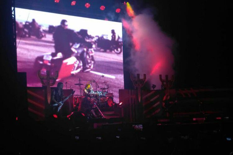 Rob Halford membawa motor Harley ke atas panggung.