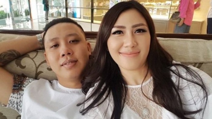 Pablo Benua, suami presenter Rey Utami, diduga yang dilaporkan Arie Untung ke polisi.
