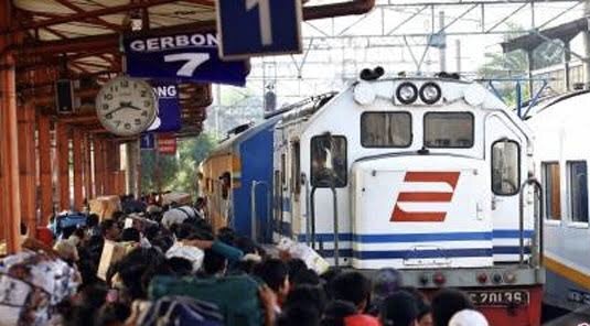 Antrean penumpang Kereta Api. Foto: dok/antara